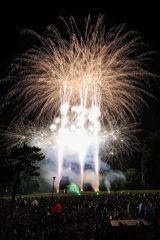 大輪の花、鮮やかに　芽室花火大会「華音」～写真特集