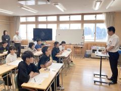 田中町長（右）の解説を通じて「広尾町」に理解を深める児童ら