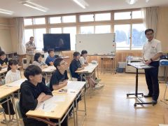 田中町長（右）の解説を通じて「広尾町」に理解を深める児童ら