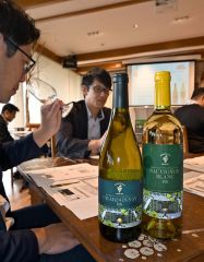 新シリーズの（右から）「ソーヴィニヨンブラン」「シャルドネ」。こだわりを凝縮した