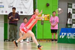 引退試合イベントのダブルス戦で、ラリーを見せる永原和可那さん（金野和彦撮影）