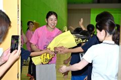 体育館の出口で子どもたちに見送られる永原さん
