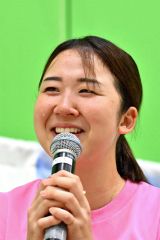 イベント後のあいさつで、感極まり涙ぐむ永原さん