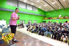 イベントの最後に、感謝の気持ちを伝える永原さん。永原さんはあいさつの中でピックルボールの選手として活動することを表明し、来場者から拍手がわき起こった