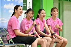 競技生活や学生時代の裏話などで来場者を楽しませた（左から）永原さん、五十嵐さん、松友さん、篠谷さんによるトークショー