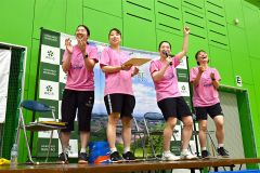 誰に当たるかな―。４人のサイン入り色紙の抽選会でトークショーを盛り上げた（左から）永原さん、五十嵐さん、松友さん、篠谷さん