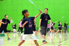 キッズクリニックで元気に練習をする子どもたちを見守る永原さん（右）