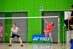 引退試合イベントのダブルス戦で、スマッシュを打つ永原和可那さん（右）。左は五十嵐有紗選手（金野和彦撮影）
