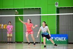 引退試合イベントのダブルス戦で、シャトル打ち返す永原和可那さん（左）。右は五十嵐有紗選手（金野和彦撮影）