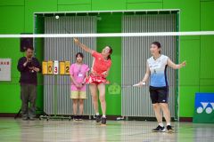 引退試合イベントのダブルス戦で、スマッシュを打つ永原和可那さん（オレンジ色ユニホーム）。右は五十嵐有紗選手（金野和彦撮影）