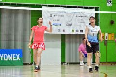 引退試合イベントのダブルス戦で、ポイントを奪い、ガッツポーズをする永原和可那さん（左）と五十嵐有紗選手（金野和彦撮影）