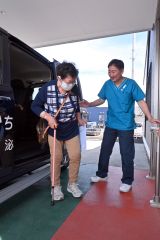 送迎サービスを利用して上士幌町から同クリニックに診療に訪れた患者（左）