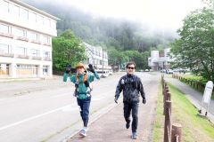 然別湖を出発した参加者たち