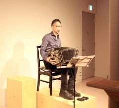 賛美歌からオリジナル曲まで13曲を披露した早川さん