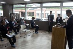 関係者らが完成を祝った「町立特別養護老人ホームつつじ苑」の記念式典