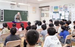 4年生37人が国語授業の一環で落語を学んだ