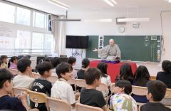 4年生37人が国語授業の一環で落語を学んだ
