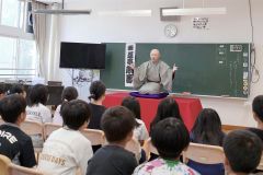 4年生37人が国語授業の一環で落語を学んだ