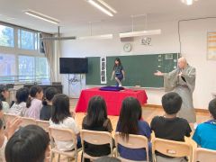 4年生37人が国語授業の一環で落語を学んだ