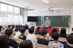 4年生37人が国語授業の一環で落語を学んだ