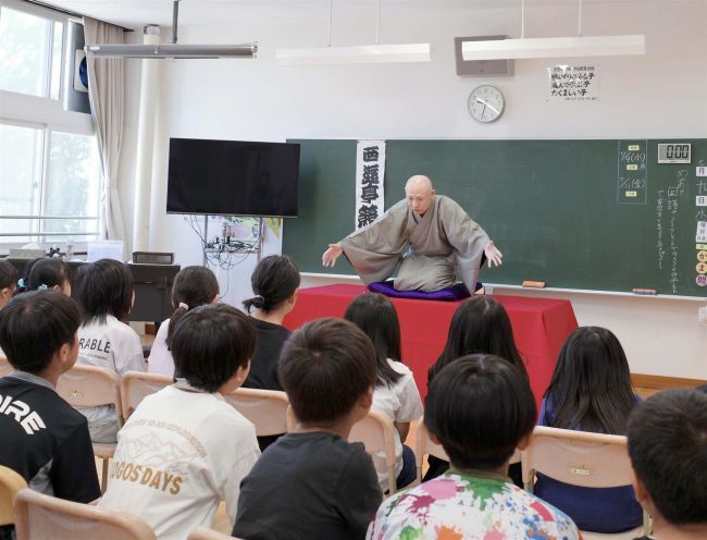 児童が話芸の楽しさ学ぶ　足寄小で落語講座