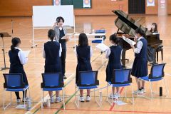 声部別で歌声を磨いている一中生たち。奥は指揮の間谷さんと伴奏の苅谷さん
