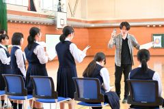 帯広一中の生徒に惜しみなく教えている指揮の間谷さん