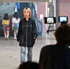 にぎわう藤丸再現、春さんＭＶ撮影　懐かしの制服も借り受け 5