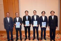 要望書を手にする会議のメンバー。右から川田会頭、空閑部長、野口局長、米沢市長、竹中会長、石橋会長