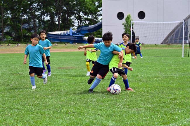 元気よくボール追いかける　あしょろキッズサッカーフェス