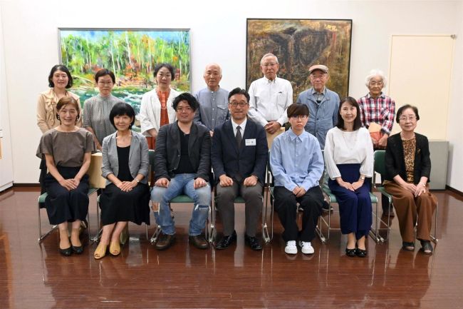 入選者に表彰状贈る　平原社展の授賞式