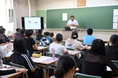 各大学の教授らによる模擬講義を受ける帯広柏葉高校の生徒