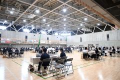 校内第一体育館で開かれた進学相談会（１６日、帯広大谷高校）