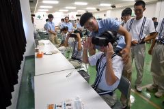 生徒たちが最先端の技術に触れた建設機械のＶＲ体験