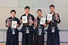 男子個人戦の入賞者。右から３位の永野陽向（下音更中）、優勝の加賀谷理玖（音更柳町少）、準優勝の上田芙輔（下音更中）、３位の工藤陽輝（音更柳町少）