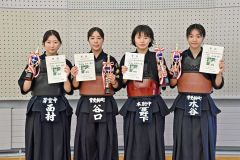 女子個人戦の入賞者。右から３位の水谷寧（音更柳町少）、優勝の宮野下愛（本別連盟）、準優勝の谷口遥音（音更柳町少）、３位の西村璃奈（芽室中）