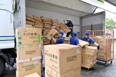 運搬業者が各投票所の備品の搬出作業を行った（１８日午前７時半ごろ、帯広市役所）