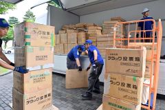 運搬業者が各投票所の備品の搬出作業を行った（１８日午前７時半ごろ、帯広市役所）