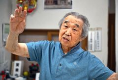 音更空襲の状況を語る渡部さん（塩原真撮影）