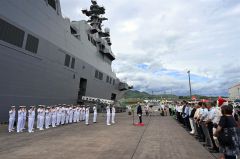 護衛艦「ひゅうが」の乗員を歓迎する広尾町民ら（須貝拓也撮影）