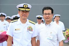 記念撮影を行う（左から）沢田司令と田中町長（須貝拓也撮影）