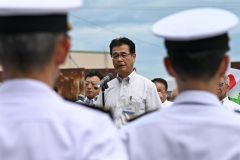 歓迎のあいさつを述べる田中町長（須貝拓也撮影）