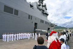 護衛艦「ひゅうが」の乗員を歓迎する広尾町民ら（須貝拓也撮影）