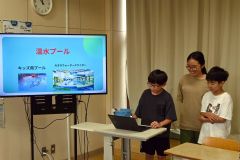 十勝川温泉地区に建設予定の子ども向け屋内遊戯施設の具体案を提案する下士幌小の児童ら
