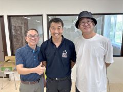 （写真左から）パン職人世界チャンプのウーさんと前田農産食品の前田社長、指導者の野上さん