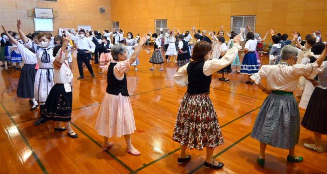 １００人余りがフォークダンスで交流　帯広協会が創立６３周年パーティー