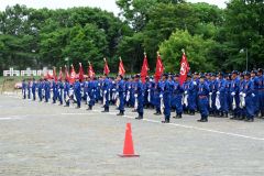 入場行進後、整列する団員たち