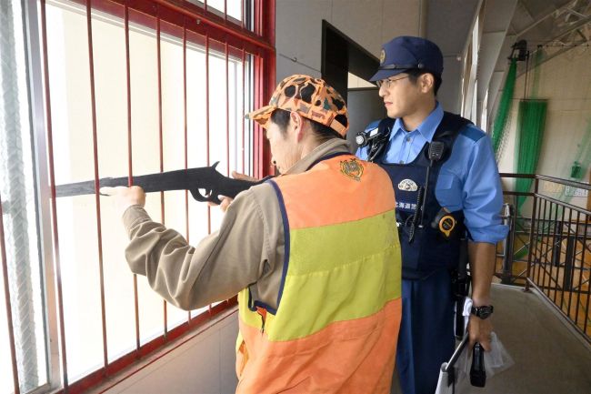 市街地にクマ出没、対応を確認　豊頃で合同訓練