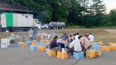 焼き台でバーベキューとビールを楽しむ来場者