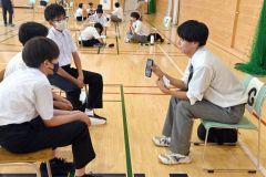 アドバイザーの高校生と、進路を選択する中学生による「語り場」